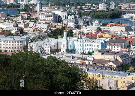 Luftaufnahme der Stadt Kiew mit Riesenrad und St. Katharina Griechisch-Orthodoxe Kirche - Kiew, Ukraine