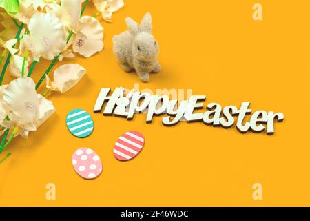 Kreative frohe ostern Grußkarte im Flat Lay Stil, mit osterhase und SMS Stockfoto