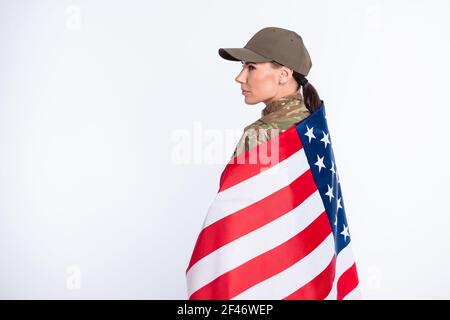 Hinten Foto von seriösen Person aussehen leeren Raum hängen an Schultern usa Flagge isoliert auf weißem Hintergrund Stockfoto