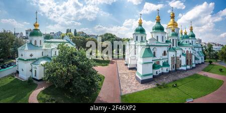 Panorama-Luftaufnahme des Sophienkathedralenkomplexes - Kiew, Ukraine Stockfoto