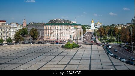 Luftaufnahme des Bohdan Khmelnyzki Denkmals auf dem Sofijewskaja Platz und St. Michaels Golden-Domed Kloster - Kiew, Ukraine Stockfoto