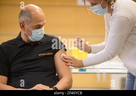 Slowenischer Premierminister Janez Jansa wird geimpft.Slowenische hohe Staatsbeamte, darunter Präsident Borut Pahor, und Premierminister Janez Jansa, wurden gegen Covid-19 mit dem Impfstoff AstraZeneca geimpft. (Foto von Luka Dakskobler / SOPA Images/Sipa USA) Stockfoto