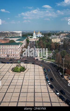 Luftaufnahme des Bohdan Khmelnyzki Denkmals auf dem Sofijewskaja Platz und St. Michaels Golden-Domed Kloster - Kiew, Ukraine Stockfoto