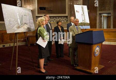 NASA-Administrator Charles Bolden, ist am Podium, flankiert von Vereinigte Staaten Senatoren Kay Bailey Hutchison (Republikaner aus Texas); Bill Nelson (Demokrat von Florida); John Boozeman (Republikaner von Arkansas); US-Vertreter Eddie Bernice Johnson (Demokrat of Texas) und Chaka Fattah (Demokrat von Pennsylvania) als er während einer Pressekonferenz, Mittwoch, 14. September 2011, bei der Dirksen Senate Office Building auf dem Capitol Hill in Washington über die Gestaltung einer neuen Space Launch System spricht. Das neue System wird die Agentur Astronauten weiter in den Raum nehmen als je zuvor erstellen Sie qualitativ hochwertige Stockfoto