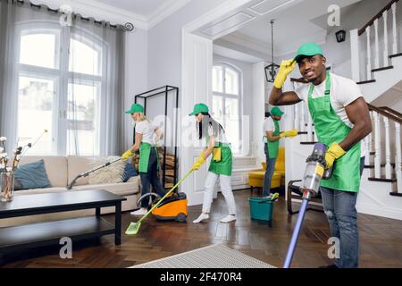 Gemischte Rennen Hausmeister tun Frühjahrsputz des Hauses Stockfoto