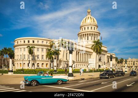 28. Oktober 2019: Oldtimer und Kapitolgebäude, ein öffentliches Gebäude und einer der meistbesuchten Orte in havanna, kuba. Es wurde von 19 gebaut Stockfoto