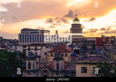 Skyline von Havanna, oder Habana, die Hauptstadt Kubas, in der Abenddämmerung Stockfoto