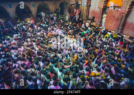 1. März 2018: Leuchtende Farben wirbelten in der Luft am Bankey Bihari Tempel in Vrindavan, Mathura, Indien. Holi ist ein altes hinduistisches Fest, auch Festival o genannt Stockfoto