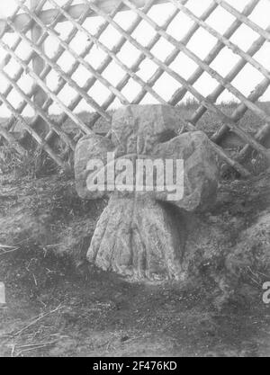 Steinkreuz mit Armbrust Stockfoto