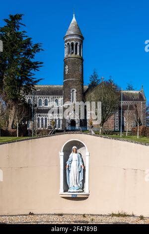 Timoleague katholische Kirche und Grotte an einem sonnigen Tag. Stockfoto