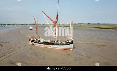Thames Sailing Barge mit Tide Out Maldon Essex UK Antenne Stockfoto