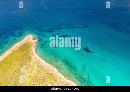 Luftaufnahme der Insel und des Strandes, der vom türkisfarbenen Meer gewaschen wird, Punta della Suina, Gallipoli, Lecce, Salento, Apulien, Italien Stockfoto