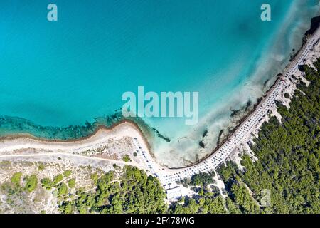 Luftaufnahme von weißem Sandstrand und kristallklarem Meer im Sommer, Punta della Suina, Gallipoli, Lecce, Salento, Apulien, Italien Stockfoto