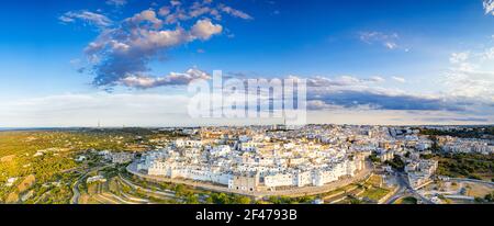 Luftpanorama von Ostuni und Olivenhainen bei Sonnenuntergang, Provinz Brindisi, Salento, Apulien, Italien Stockfoto
