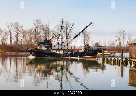 Großes kommerzielles Fischerboot, das nach Steveston Harbour in Großbritannien zurückkehrt Kolumbien Kanada Stockfoto