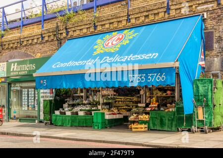AC Continental Delicatessen in einem Eisenbahnbogen an der Atlantic Road, Brixton. Stockfoto