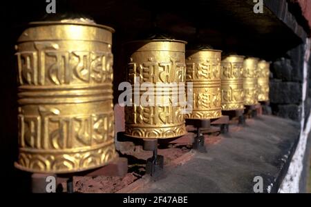 goldene buddhistische Gebetsräder Stockfoto