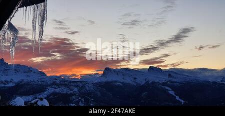 Die Sonne geht auf den Dolomiten unter, während die Wolken sind Farbig Stockfoto