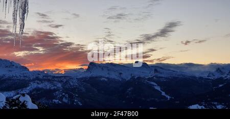 Die Sonne geht auf den Dolomiten mit den farbigen Wolken unter Stockfoto