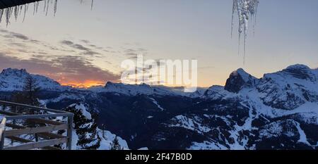 Die Sonne geht auf den Dolomiten mit den farbigen Wolken unter Stockfoto