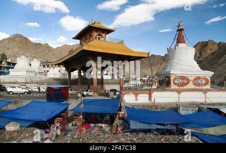 Stupas, Basar und Freundschaftstor in Leh - Ladakh - Jammu und Kaschmir - Indien Stockfoto