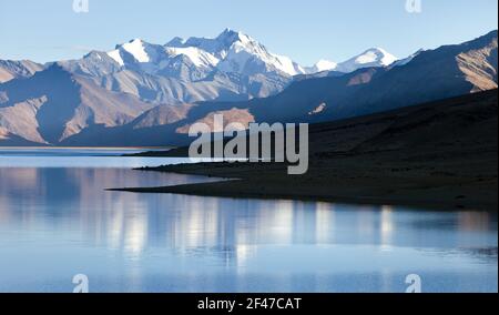 Blick auf Tso Moriri See mit Great Himalayan Range, Rupshu Tal, Ladakh, Jammu und Kaschmir, Indien Stockfoto