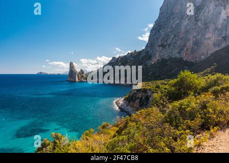 Küste bei Santa Maria Navarrese mit Felsenspitze namens Pedra Longa im Hintergrund (Sardinien, Italien) Stockfoto