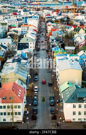 Luftaufnahme der Straße Skolavordustigur in der Innenstadt von Reykjavik. Stockfoto