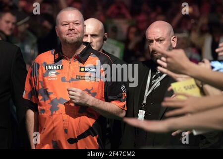 FILED - 21. März 2019, Berlin: Holländischer Darts-Profi Raymond van Barneveld (l) während der Premier League in der ausverkauften Arena am Ostbahnhof. Gesundheitliche Probleme mit fünfmaligen Weltmeister van Barneveld haben zu einer Unterbrechung des Dart-Turniers in Milton Keynes geführt. Der Weltverband PDC berichtete am Freitag auf Twitter, dass ein Spieler "medizinische Hilfe erhalten und die Arena verlassen habe" und nun von Ärzten überwacht wird. Das Management des 53-jährigen van Barneveld bestätigte gegenüber dem niederländischen Online-Portal 'Nu.nl', dass der Vorfall mit zwei Krankenwagen "Barney" war. Foto: Jörg Carstensen/dpa Stockfoto