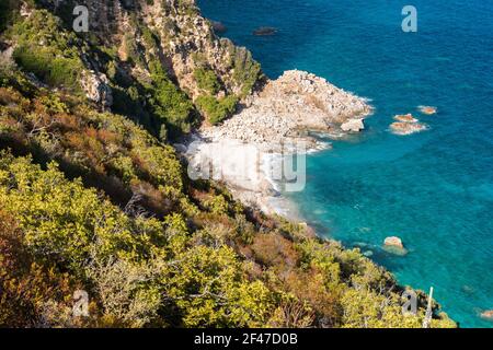 Die Küste in der Nähe von Santa Maria Navarrese und die kleine Bucht Cala Fenile (Sardinien, Italien) Stockfoto