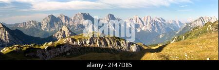 Blick von den Karnischen Alpen oder Alpi Carniche auf die Alpi Dolomiti - Monte Siera, Creta Forata und Mont Cimon - Italien Stockfoto