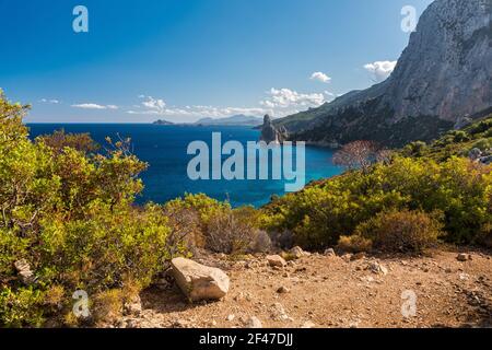 Küste bei Santa Maria Navarrese mit Felsenspitze namens Pedra Longa im Hintergrund (Sardinien, Italien) Stockfoto