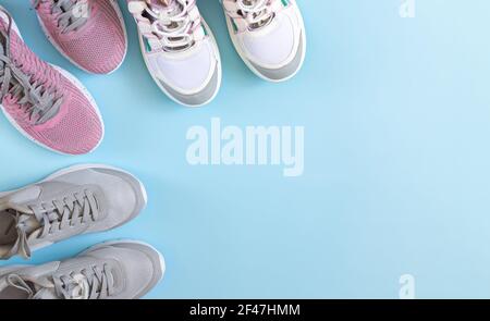 Sportschuhe oder Sportschuhe Draufsicht auf blauem Hintergrund mit Speicherplatz kopieren Stockfoto