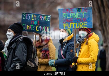 Stuttgart, Deutschland. März 2021, 19th. "Systemwechsel statt Klimawandel" und "Rettet unseren Planeten - Rettet unsere Zukunft" stehen auf den Schildern von Demonstranten, die an einer Protestaktion von Fridays for Future teilnehmen. Unterstützer und Unterstützer der Bewegung "Fridays for future" haben mit verschiedenen Aktionen für eine bessere Klimaschutzpolitik demonstriert. Quelle: Christoph Schmidt/dpa/Alamy Live News Stockfoto