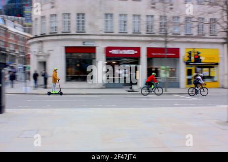 Radfahren und Roller Fahrer Stockfoto