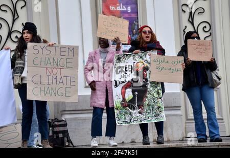 Protestierende halten Plakate, die ihre Meinung während der Demonstration ausdrücken.Demonstranten demonstrieren, um Gesetzespolitik, Umweltpläne und die Auswirkungen des Klimawandels zu reduzieren und Klimaerziehung in das öffentliche Bildungssystem einzubeziehen. (Foto von Jdidi wassim / SOPA Images/Sipa USA) Stockfoto