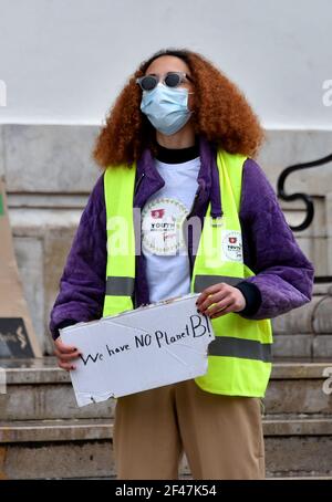 Eine Protesterin mit einem Plakat, das ihre Meinung während der Demonstration zum Ausdruck bringt.Demonstranten demonstrieren, um Gesetzespolitik, Umweltpläne und die Auswirkungen des Klimawandels zu reduzieren und Klimaerziehung in das öffentliche Bildungssystem einzubeziehen. (Foto von Jdidi wassim / SOPA Images/Sipa USA) Stockfoto