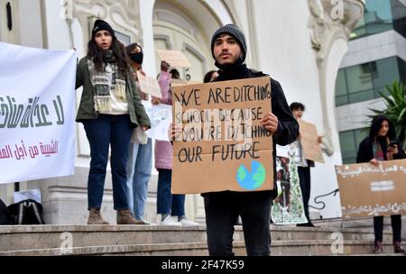 Ein Protestler mit einem Plakat, das seine Meinung während der Demonstration zum Ausdruck bringt.Demonstranten demonstrieren, um Gesetzespolitik, Umweltpläne und die Auswirkungen des Klimawandels zu reduzieren und Klimaerziehung in das öffentliche Bildungssystem einzubeziehen. (Foto von Jdidi wassim / SOPA Images/Sipa USA) Stockfoto