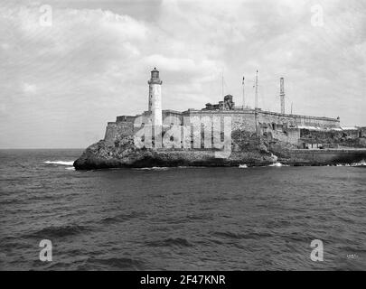 La Habana / Havanna (Kuba). Castillo del Morro mit Leuchtturm und Funkgerät. Blick vom Golf von Mexiko (von Westen? Dwest) Schloss der drei Könige des Morro Stockfoto