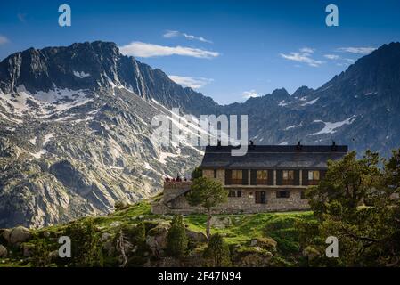 Amitges Hütte im Sommer (Nationalpark Aigüestortes, Pyrenäen, Katalonien, Spanien) ESP: Refugio de Amitges en verano (Parque Nacional de Aigüestortes) Stockfoto