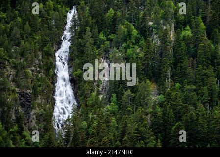 Comials-Wasserfall, in der Nähe des Gebirgspass Bonaigua (Pyrenäen, Nationalpark Aigüestortes und Estany de Sant Maurici, Katalonien, Spanien) Stockfoto