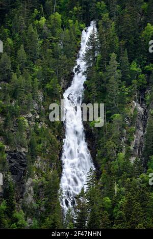 Comials-Wasserfall, in der Nähe des Gebirgspass Bonaigua (Pyrenäen, Nationalpark Aigüestortes und Estany de Sant Maurici, Katalonien, Spanien) Stockfoto