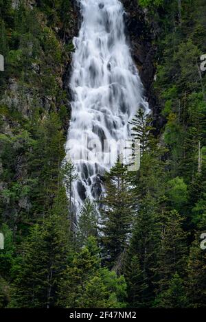 Comials-Wasserfall, in der Nähe des Gebirgspass Bonaigua (Pyrenäen, Nationalpark Aigüestortes und Estany de Sant Maurici, Katalonien, Spanien) Stockfoto