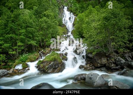 Espigantosa Wasserfall, im Frühjahr, auf dem Weg zur Ángel Orús Hütte und Posets Gipfel (Benasque, Aragon, Pyrenäen, Spanien) Stockfoto