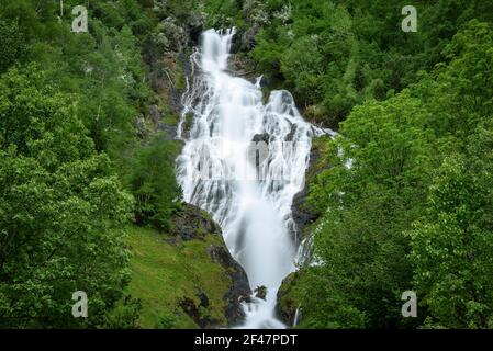 Espigantosa Wasserfall, im Frühjahr, auf dem Weg zur Ángel Orús Hütte und Posets Gipfel (Benasque, Aragon, Pyrenäen, Spanien) Stockfoto