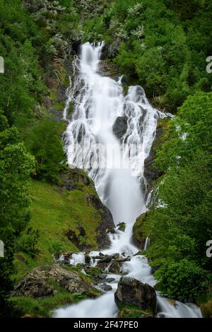 Espigantosa Wasserfall, im Frühjahr, auf dem Weg zur Ángel Orús Hütte und Posets Gipfel (Benasque, Aragon, Pyrenäen, Spanien) Stockfoto