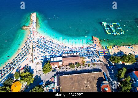 Luftaufnahme von Poli Mora türkisfarbenem Sandstrand in Selce, Riviera Crikvenica in Kroatien Stockfoto