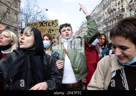 Paris, Frankreich. März 2021, 19th. Am 19. März 2021 nehmen Menschen an einer Demonstration im Rahmen eines Aufrufs zu weltweiten Protesten der Bewegung Jugend für Klima im Zentrum von Paris Teil. Foto von Raphaël Lafargue/ABACAPRESS.COM Quelle: Abaca Press/Alamy Live News Stockfoto