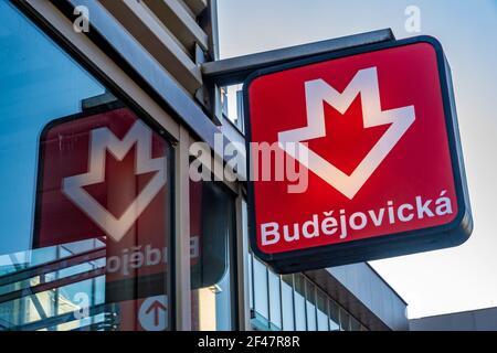 Prag, Tschechische Republik - 31. Dezember 2020: Schild des Bahnhofs Budejovicka, Prager Metro, Linie C Stockfoto