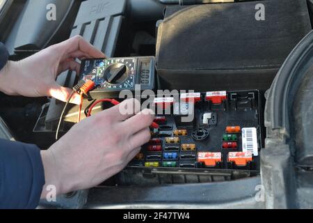 Mechaniker repariert Auto in einer Autowerkstatt Stockfoto